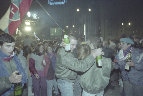 Slovaks celebrate New Year 1993 and the emergence of the independent Slovak Republic in Bratislava. (Source: TASR archive)