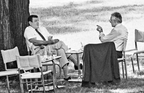 Vladimír Mečiar (L) and Václav Klaus discuss the division of Czechoslovakia in 1992 - from [TASR archive] (https://www.tasr.sk)