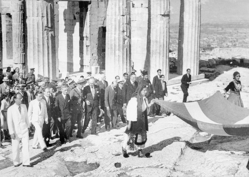 Geórgios Papandreou and others on the Acropolis of Athens, after the liberation from the Axis powers by Υπουργείο Εξωτερικών - licensed by CC BY-SA 2.0