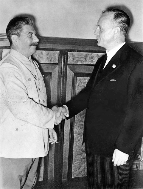 Stalin and Ribbentrop after signing the non-aggression pact. German Federal Archives.