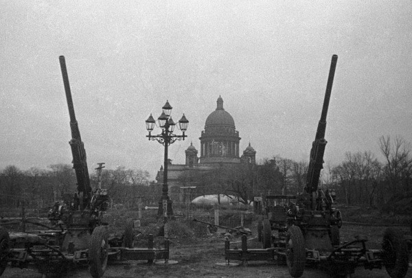 Header banner of 'Tale of the starvation and stubbornness – Siege of Leningrad (1941-1944)'