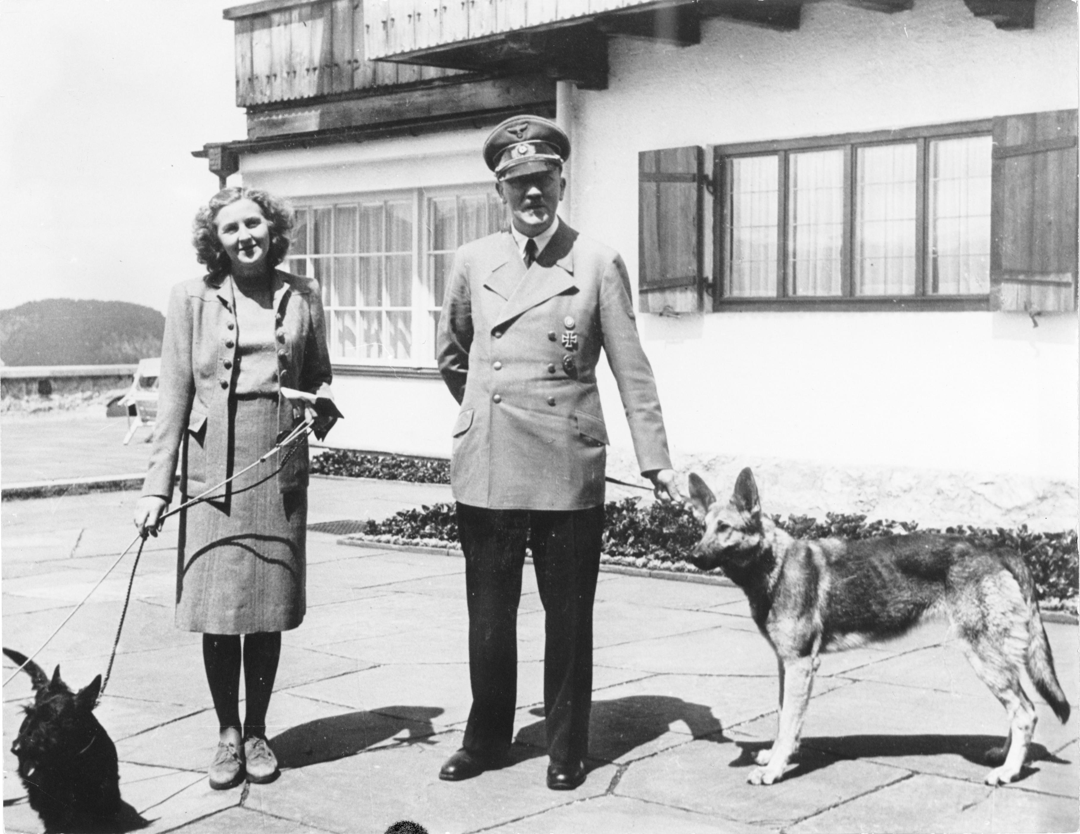 Adolf Hitler and Eva Braun with dogs at the Berghof.Bundesarchiv